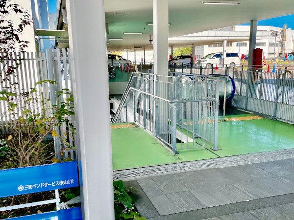 B_外来駐車場下りエスカレーター入口 B_外来駐車場下りエスカレーター入口