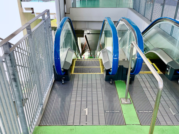 C_外来駐車場下りエスカレーター C_外来駐車場下りエスカレーター
