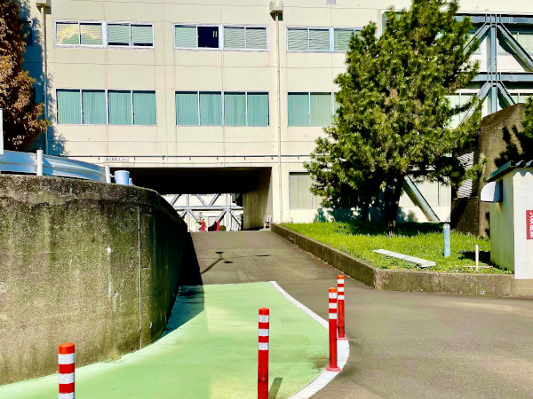 G_外来駐車場先登り坂 G_外来駐車場先登り坂